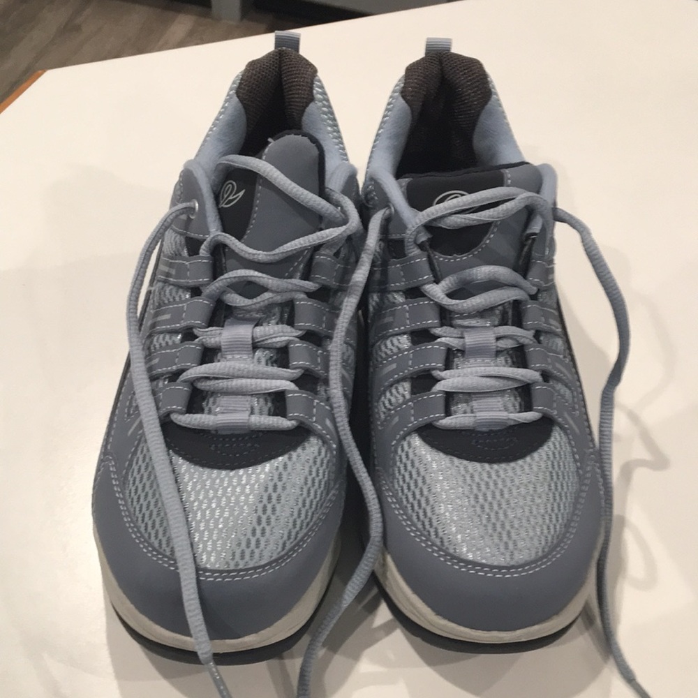 Easy Spirit Elastic Sneakers